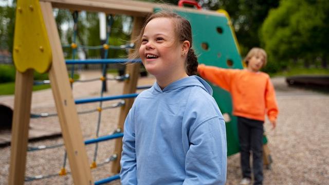 anak berkebutuhan khusus sedang bermain dan tertawa