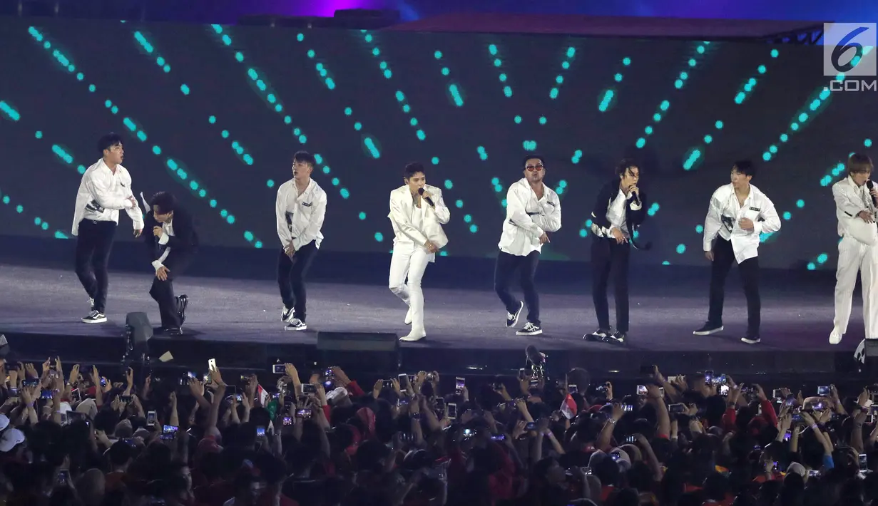 Boy band Korea Selatan, Super Junior tampil pada upacara penutupan Asian Games 2018 di Stadion Gelora Bung Karno, Jakarta, Minggu (2/9). Mereka membawakan lagu Sorry Sorry, Mr. Simple, dan Bonamana. (Liputan6.com/Helmi Fithriansyah)