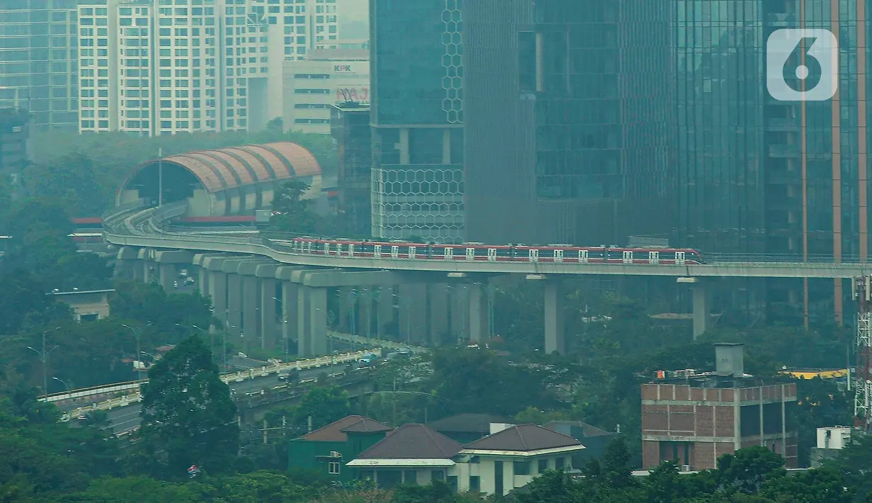 Sementara berdasarkan silika.jakarta.go.id pada Minggu (1/10/2023), kualitas udara Jakarta secara keseluruhan disebutkan tidak sehat dengan angka PM2,5 sebesar 127 atau berada pada rentang 101-199. (merdeka.com/Arie Basuki)