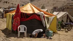 Seorang penyintas gempa Maroko berdoa di depan tenda yang digunakan sebagai tempat berlindung sementara, di Amizmiz di pegunungan High Atlas pada 14 September 2023. (FADEL SENNA / AFP)