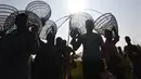 Penduduk desa mengikuti acara memancing bersama dalam perayaan panen Bhogali Bihu di Danau Goroimari di Panbari, Assam, India, pada 14 Januari 2020. “Bhogali Bihu” menandai berakhirnya musim panen di bagian timur laut negara bagian Assam. (Xinhua/Str)