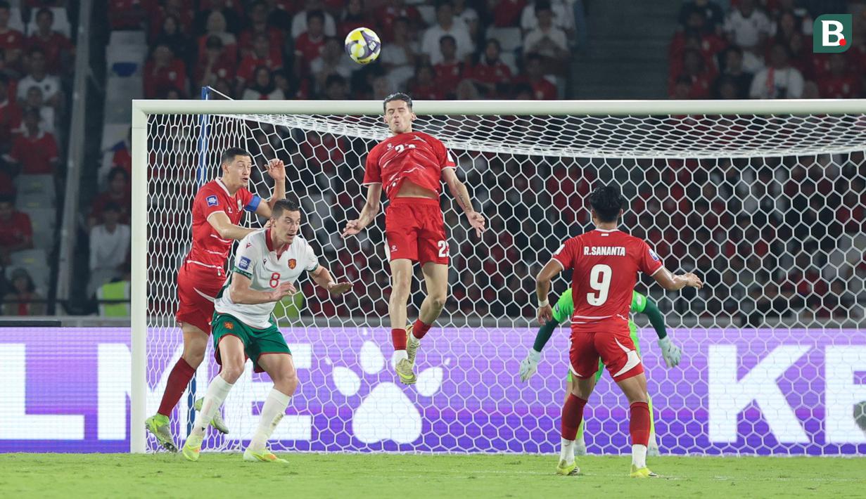 Pemain Timnas Indonesia, Justin Hubner, berusaha mengahalau bola saat melawan Bulgaria dalam laga final FIFA Series 2026 di Stadion Utama Gelora Bung Karno (SUGK), Senayan, Jakarta, Senin (30/03/2026). (Bola.com/M Iqbal Ichsan)