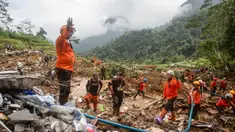 Tim SAR Gabungan mencari korban tanah longsor di Desa Kasimpar, Kecamatan Petungkriyono, Kabupaten Pekalongan, Jawa Tengah, Rabu (22/1/2025). (DEVI RAHMAN/AFP)