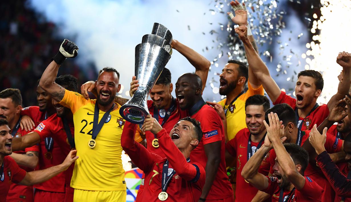 Trofi UEFA Nations League 2019 yang berhasil diraih Portugal selain menambah 2 poin bagi Cristiano Ronaldo dkk juga membuat peringkat mereka naik satu posisi ke posisi 5 dalam daftar peringkat FIFA 2019 terbaru. (AFP/Gabriel Bouys)