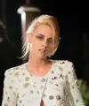 Kristen Stewart, Ambassador Chanel dan pemeran utama dalam film 'Spencer' memakai tweed jacket warna putih dan leather pants off-white dari koleksi Cruise 2021/2022