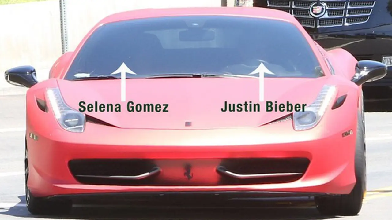 Justin Bieber Sok Gagah Pakai Ferrari