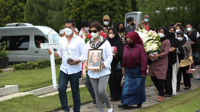 7 Momen Pemakaman Maura Magnalia Putri Nurul Arifin, Keluarga Saling Menguatkan