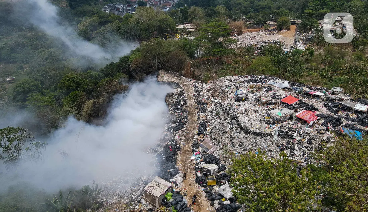 Foto udara memperlihatkan asap kebakaran menyelimuti Tempat Pembuangan Sampah (TPS) Limo, Cinere, Depok, Jawa Barat, Senin (23/10/2023). (Liputan6.com/Herman Zakharia)