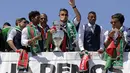 Cristiano Ronaldo memberikan salam kepada fans saat saat parade juara di Belem Palace,Lisbon, Portugal, (11/7/2016). (AFP/Jose Manuel Ribeiro)