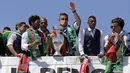 Cristiano Ronaldo memberikan salam kepada fans saat saat parade juara di Belem Palace,Lisbon, Portugal, (11/7/2016). (AFP/Jose Manuel Ribeiro)