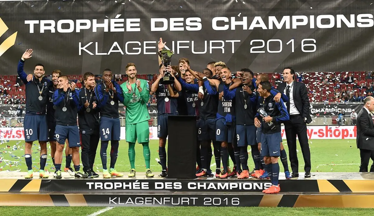 Gelar Piala Super Prancis ini adalah gelar pertama PSG bersama pelatih Unai Emery di Stadion Worthersee, Klagenfurt, Minggu (7/8/2016) dini hari WIB. (AFP/Boris Horvat)