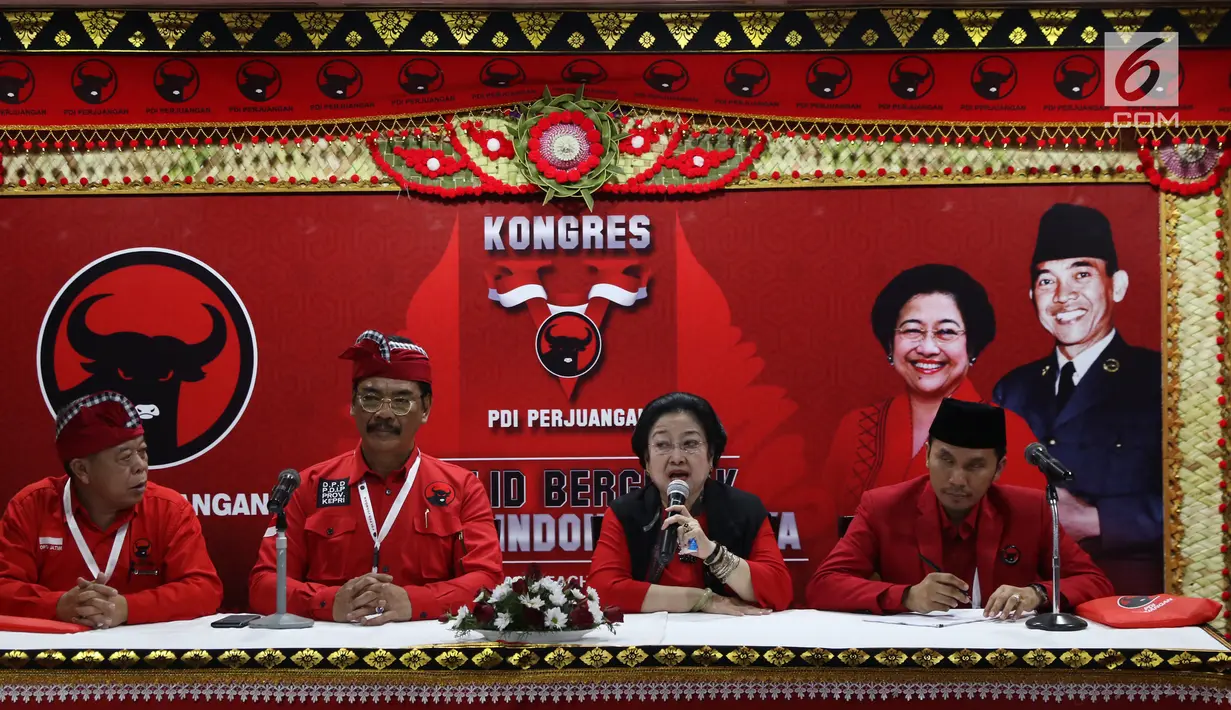 Ketua Umum PDIP Megawati Soekarnoputri (dua kanan) bersama Ketua DPD PDIP Jatim Kusnadi (kiri), Ketua DPD PDIP Kepri Surya Respationo (dua kiri), dan Ketua DPD PDIP Jambi Eddy Purwanto memberi keterangan pers, Bali, Kamis (8/8/2019). Megawati kembali jabat Ketua Umum PDIP. (Liputan6.com/JohanTallo)