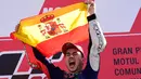 Jorge Lorenzo melakukan selebrasi mengibarkan bendera kebangsaannya, Spanyol. usai sukses menjadi juara dunia MotoGP 2015 di seri terakhir Grand Prix Valencia di Sirkuit Ricardo Tormo di Valencia, Spanyol, Minggu (8/11). (REUTERS/Heino Kalis)