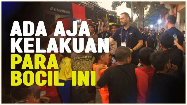 Berita video pemandangan menarik terjadi di pintu keluar Stadion Gelora 10 November. Sekelompok anak kecil meneriaki pemain Australia U-19 seusai bertanding di Piala AFF U-19 melawan Laos U-19.