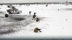 Dalam foto selebaran dari video yang dirilis oleh Layanan Pers Kementerian Pertahanan Rusia pada 28 Desember 2022 memperlihatkan pasukan Rusia ikut serta dalam latihan di lokasi yang tidak ditentukan di Belarusia. (Russian Defense Ministry Press Service via AP)