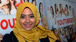 Model Hijab muslimah, Natasha Farani Attamimi saat menghadiri gala premier film 'Youtubers' di XXI Epicentrum, Jakarta, Selasa (5/5/2015). Film bergenre komedi tersebut akan rilis perdana pada 7 Mei mendatang. (Liputan6.com/Faisal R Syam)