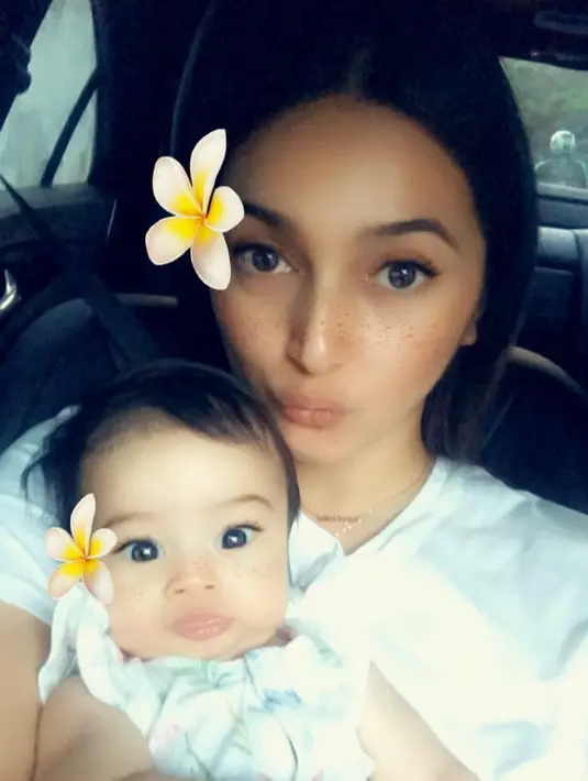 Putri Nabila Syakieb dan Reshwara Argya Ardinal juga punya nama yang unik, Raqeema Ruby Radinal. (Foto: instagram.com/nsyakieb85)