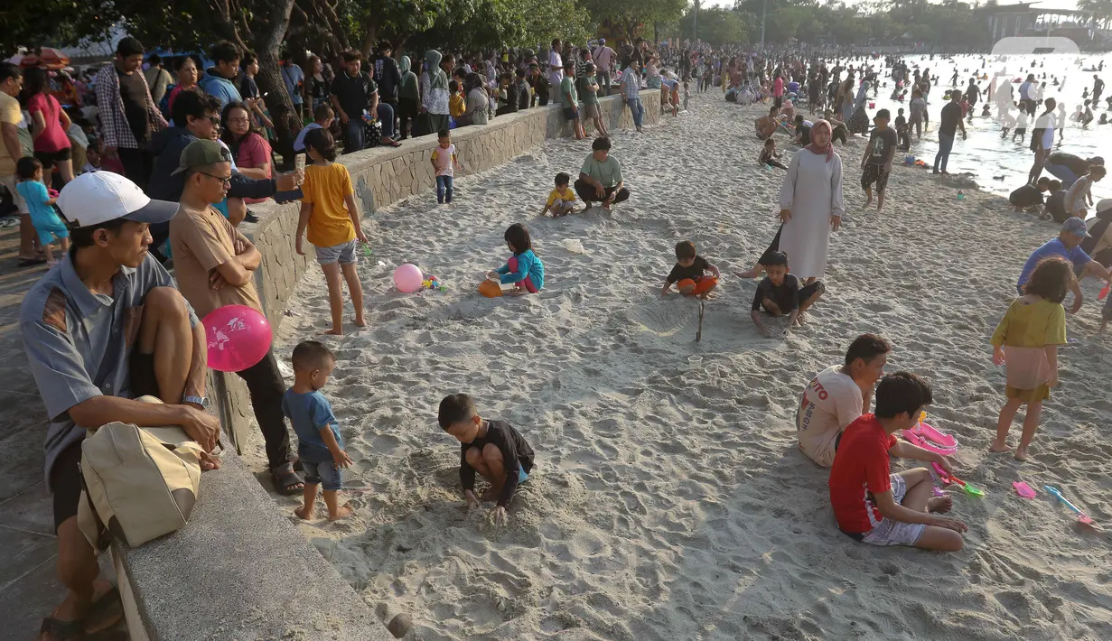 Sementara, anak-anak terlihat asik bermain pasir dan air di pantai. (Liputan6.com/Herman Zakharia)