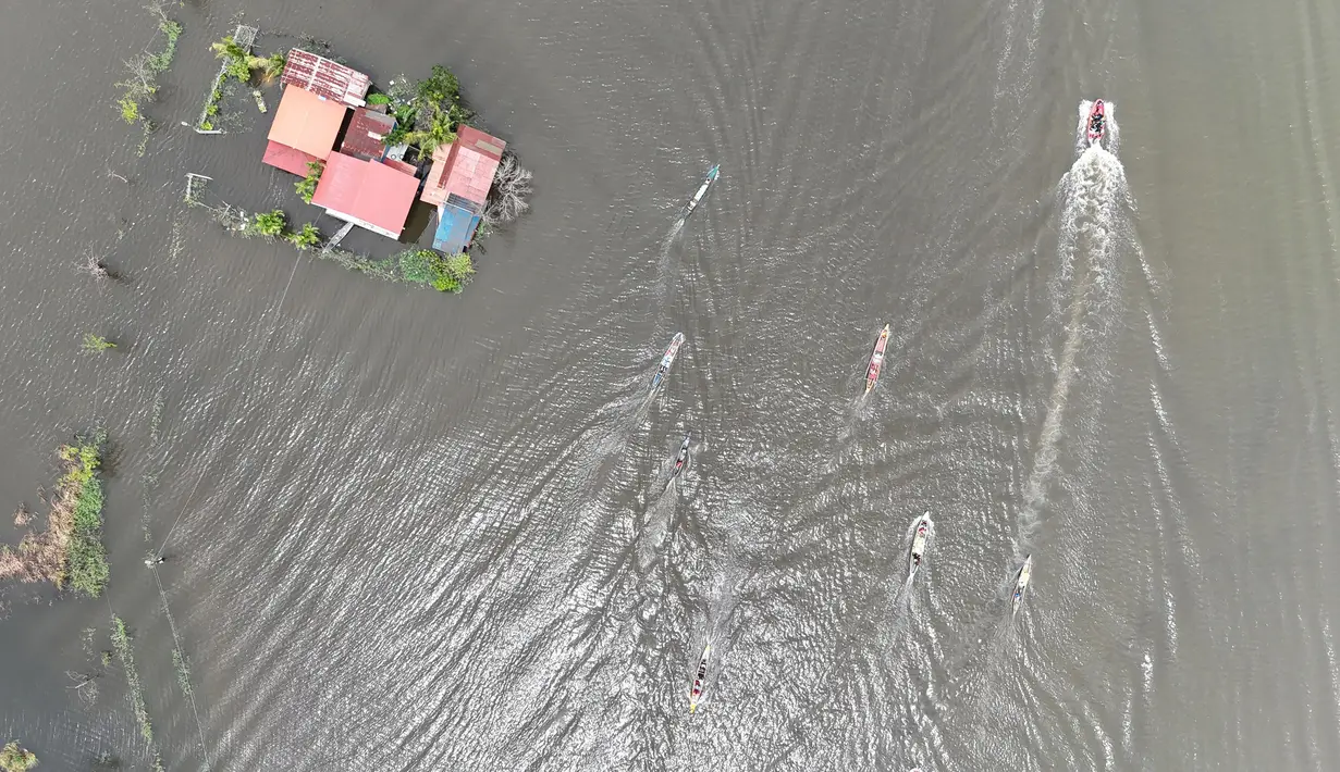 Sementara itu, meningkatnya kekuatan Topan Co-May berimbas pada penutupan sejumlah sekolah dan kantor pemerintah di Manila serta 34 provinsi di Filipina pada Jumat (25/7/2025). (Ted ALJIBE/AFP)