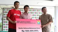 PP PBSI memberikan bonus kepada ganda putra Hendra Setiawan/Mohammad Ahsan atas prestasi jadi Juara Dunia 2015 di Pelatnas Cipayung, Jumat (9/10/2015). (Liputan6.com/Humas PP PBSI)