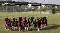 Pelatih Timnas Indonesia, Satoru Mochizuki memimpin latihan persiapan jelang laga Kualifikasi Piala Asia 2026 yang berlangsung di lapangan latih Jakarta International Stadium (JIS), Jakrata Utara, Jumat (20/06/2025). (Bola.com/Bagaskara Lazuardi)