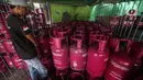 Pekerja menata tabung gas elpiji di salah satu agen di Rawasari, Jakarta, Selasa (12/7/2022). Ditengah kenaikan harga gas LPG nonsubsidi seperti Bright Gas dan tabung elpiji 12 kg, Manajemen PT Pertamina Patra Niaga memastikan harga untuk LPG subsidi 3 kg tidak mengalami kenaikan atau tetap. (Liputan6.com/Faizal Fanani)