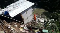 Rumah warga di tepi sungai Cidepit terbawa longsor di Bogor. (Liputan6.com/Ahmad Sudarno)