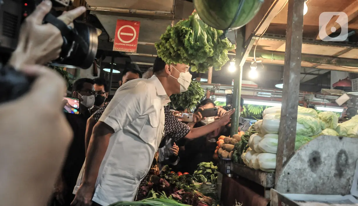 Menteri Perdagangan Muhammad Lutfi melakukan inspeksi mendadak (sidak) kepada pedagang sembako di Pasar Senen, Jakarta Pusat, Kamis (17/3/2022). Sidak tersebut guna memastikan ketersediaan minyak goreng dan sembako di pasar tradisional jelang Ramadhan. (merdeka.com/Iqbal S. Nugroho)