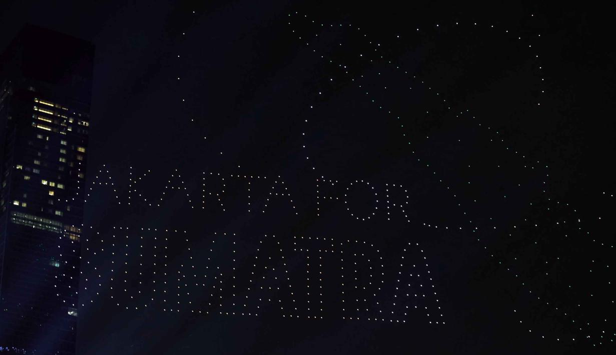 Pesawat tanpa awak tersebut diterbangkan dan membentuk tulisan disertai visual, salsah satunya “Jakarta for Sumatera”. Tampak dalam foto, visual drone membentuk tulisan “Jakarta for Sumatera” saat perayaan malam pergantian tahun di kawasan Bundaran Hotel Indonesia, Jakarta, Rabu (31/12/2025). (Kapanlagi.com/Budy Santoso)