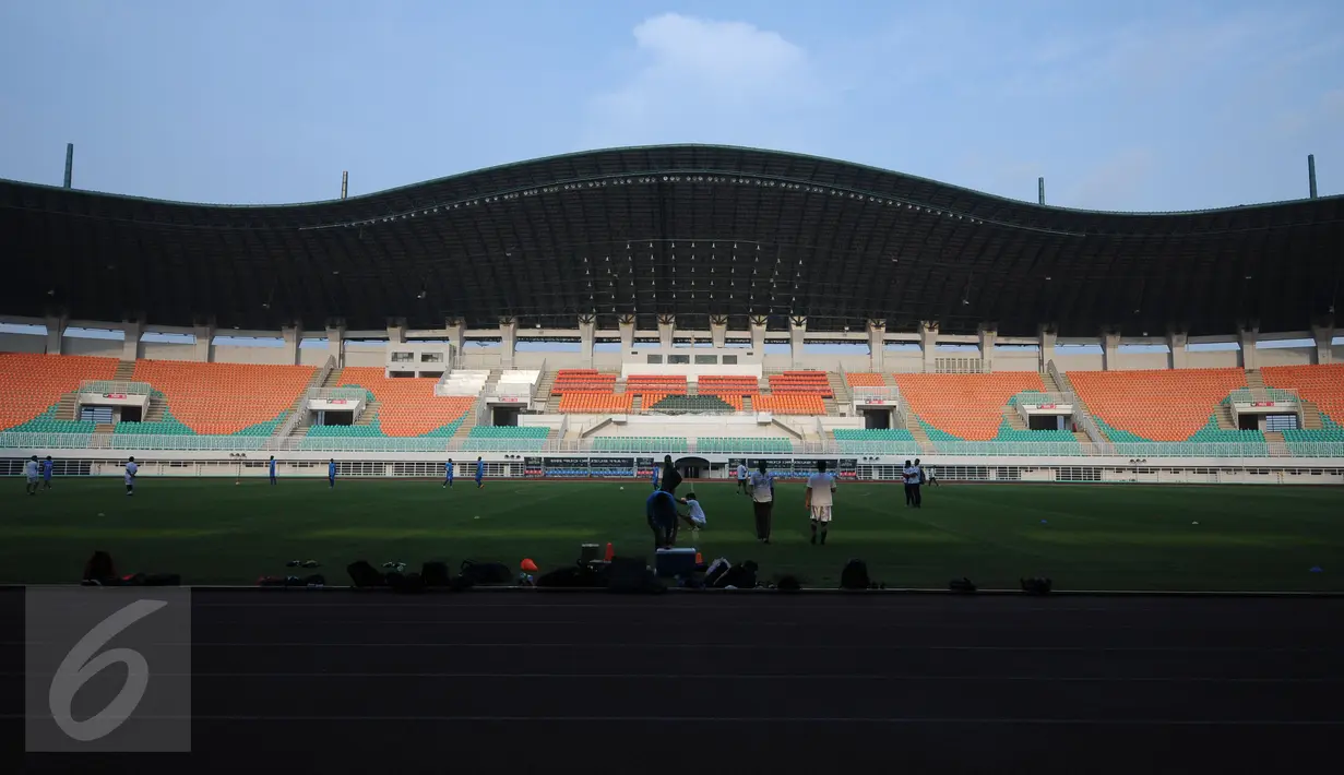 Official tim Semen Padang mengecek kondisi jelang latihan di Stadion Pakansari, Kab Bogor, Jumat (10/3). Stadion Pakansari akan menjadi lokasi laga final Piala Presiden 2017 antara PBFC dan Arema FC pada Minggu (12/3). (Liputan6.com/Helmi Fithriansyah)