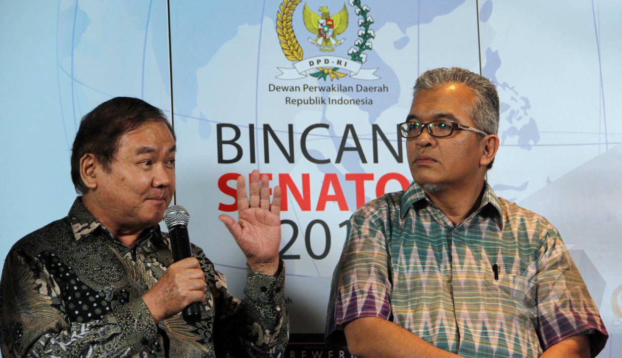 Sekjen Persi, Dr. Wasista Budiwaluyo (kiri) dan Direktur Pelayanan BPJS, Fajriadinur saat menjadi pembicara dalam diskusi bincang senator 2015 "Nasib Pasien dan RS di Era BPJS" di Jakarta, Minggu (5/4/2015). (Liputan6.com/Helmi Afandi) 