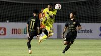 Gelandang Barito Putera, Amiruddin Bagas Kaffa (tengah) berebut bola dengan bek PSIS Semarang, Pratama Arhan dalam laga Grup A Piala Menpora 2021 di Stadion Manahan, Solo, Minggu (21/3/2021). Barito Putera bermain imbang 3-3 dengan PSIS. (Bola.com/M Iqbal Ichsan)