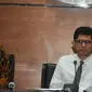 Wakil Ketua KPK Laode Muhammad Syarif (kanan) dan Jubir KPK Febri Diansyah memberi keterangan terkait dugaan TPPU, Jakarta, Jumat (18/5). KPK menetapkan korporasi sebagai tersangka TPPU kasus Bupati Kebumen Mohamad Yahya Fuad.(Merdeka.com/Dwi Narwoko)