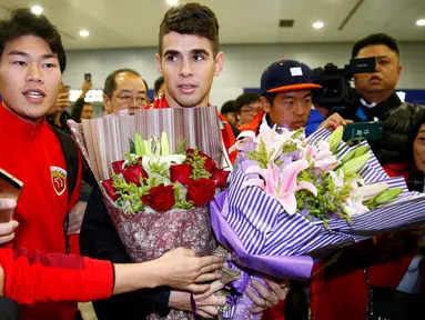 Gelandang asal Brasil, Oscar tiba di Bandara Internasional Shanghai Pudong di Shanghai, Senin (2/1). Oscar akhirnya setuju untuk bergabung bersama klub China Shanghai SIPG dengan tawaran gaji sekitar Rp 6,6 miliar per pekan. (REUTERS/Aly Song)