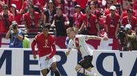 Franco Mastantuono  dan Yoichi Naganuma berebut bola dalam laga Club World Cup Grup E antara River Plate dan Urawa Red Diamonds di Seattle (AP Photo/Lindsey Wasson)