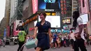 Berkunjung ke Amerika tak lengkap jika tidak mampir ke Times Square, New York. (via instagram/@vickyshu)