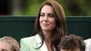 Kate Middleton tiba pada Selasa pagi dalam balutan blazer Balmain berwarna hijau mint untuk hari kedua Wimbledon. (Zac Goodwin/Pool Photo via AP)