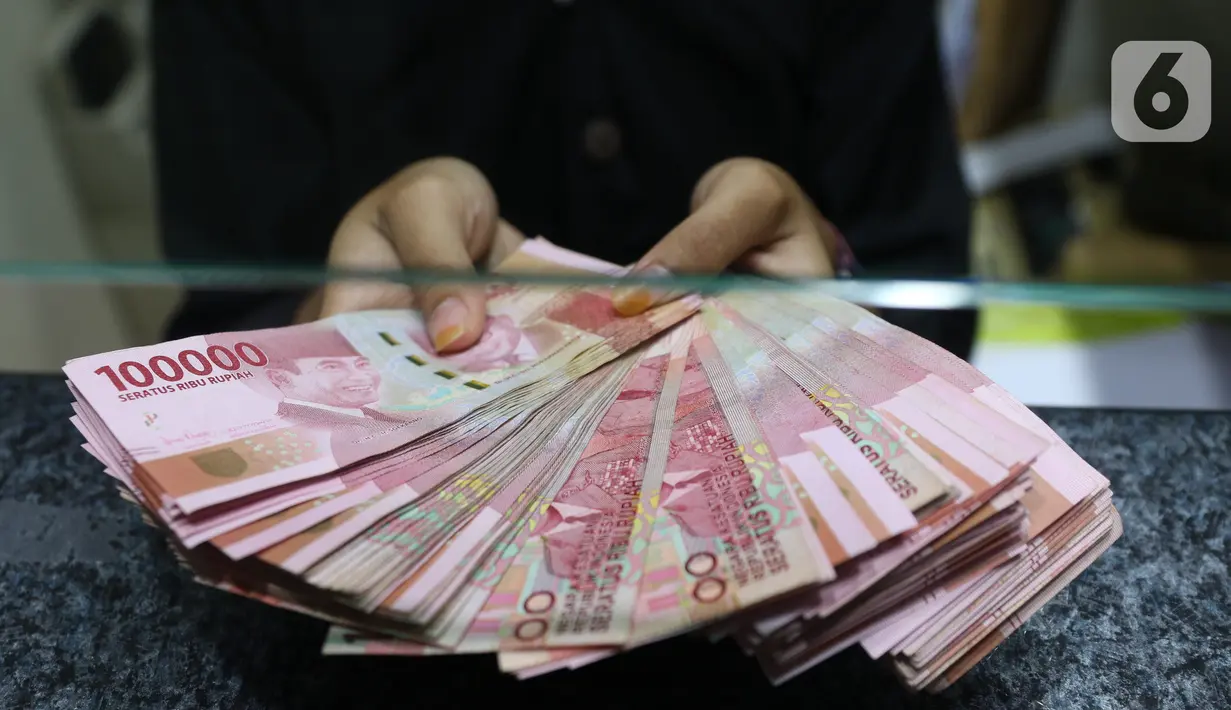 Teller menunjukkan uang rupiah di money changer, Jakarta, Rabu (9/9/2020). US$ 1 dibanderol Rp 14.780/US$ di pasar spot. Rupiah melemah 0,14% dibandingkan dengan penutupan perdagangan kemarin. (Liputan6.com/Angga Yuniar)