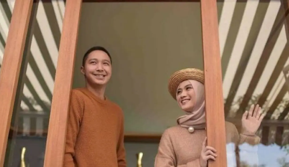 Melody eks JKT 48 memilih warna earth tone untuk busana saat prewedding. [Hendra Klasik Photography]