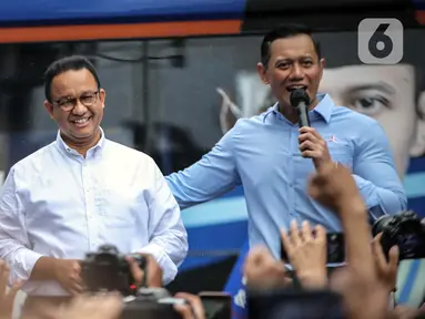 Ketua Umum Partai Demokrat Agus Harimurti Yudhoyono atau AHY (kanan) menyampaikan sambutan saat menyambut kedatangan Anies Baswedan saat tiba di Kantor DPP Partai Demokrat, Jakarta, Kamis (2/3/2023). Kunjungan Anies Baswedan untuk memperkenalkan dirinya kepada Majelis Tinggi Partai. (Liputan6.com/Faizal Fanani)