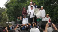 Bupati Tangerang Ahmed Zaki Iskandar menemu pendemo. (Pramita/Liputan6.com)