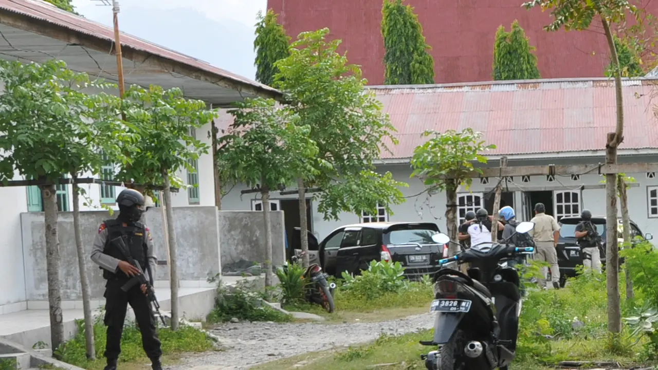 Densus dan Brimob geledah rumah kos di Poso