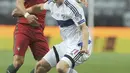 Pemain Kepulauan Faroe, Joan Edmundsson (kanan) berusaha melewati adangan pemain Portugal, Joao Moutinho pada laga Grup B Kualifikasi Piala Dunia 2018 di Bessa Stadium, Porto, (31/8/2017). Portugal menang 5-1. (AP/Paulo Duarte)
