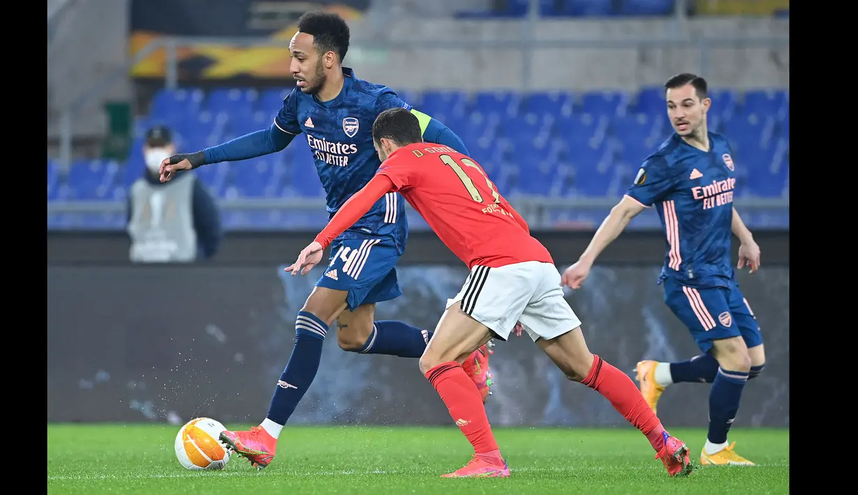 Pierre-Emerick Aubameyang (kiri) beberapa kali mengancam gawang Benfica, namun belum ada yang berbuah gol. (Foto: AFP/Alberto Pizzoli)
