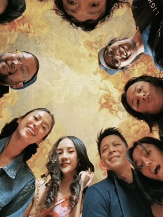 Saat berkumpul dengan para artis, Alleia tak terlihat canggung. Alleia bahkan sangat ekspresif saat foto bersama. Tak heran momen kebersamaan Alleia bersama para selebritas pun berhasil curi perhatian. (Liputan6.com/IG/anyageraldine)