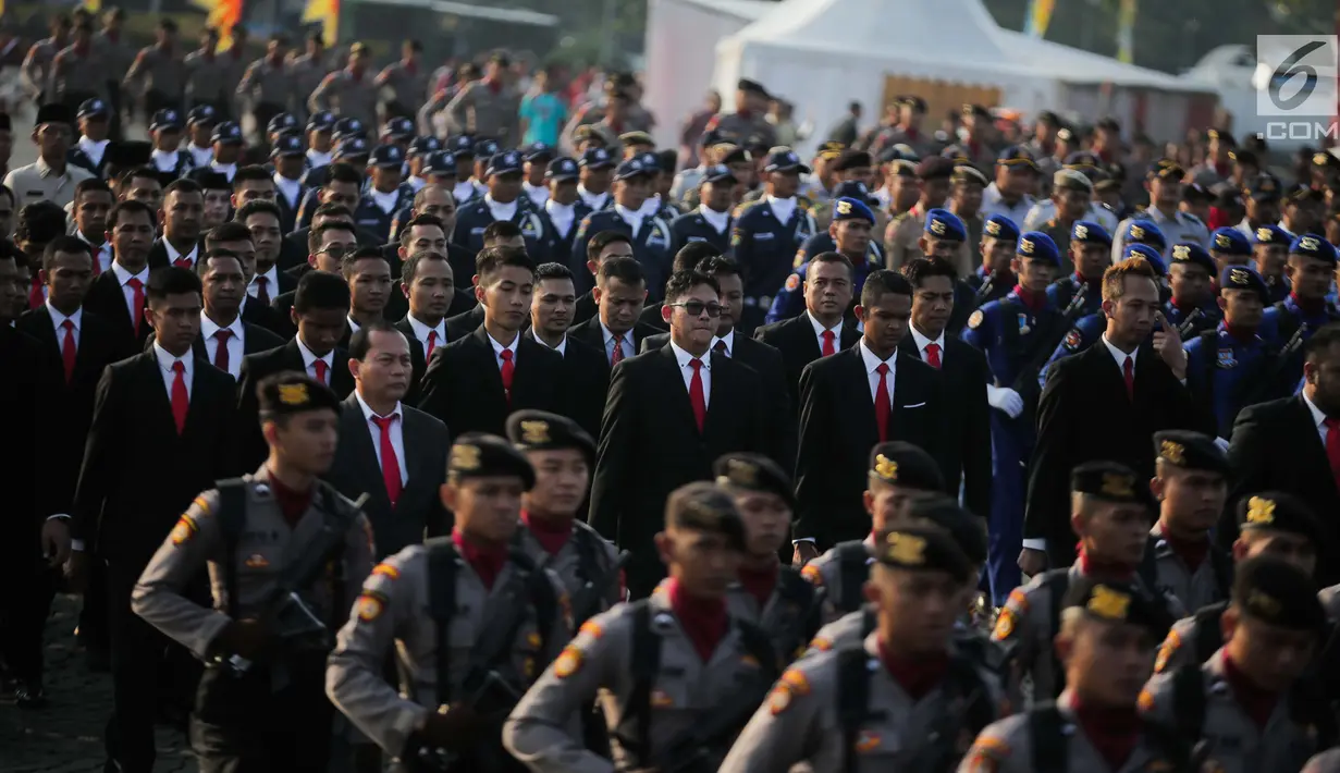 Sejumlah personel polisi berbaris saat berlangsungnya upacara peringatan HUT Ke-73 Bhayangkara di kawasan Monas, Jakarta, Rabu (10/7/2019). Presiden Joko Widodo (Jokowi) menjadi inspektur upacara yang dihadiri sebanyak 4.000 personel Polri dan 7 resimen TNI tersebut. (Liputan6.com/Faizal Fanani)