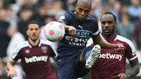 Gelandang Manchester City Fernandinho beraksi pada laga Liga Inggris melawan West Ham United di London Stadium, Minggu (15/5/2022). (AFP/Justin Tallis)