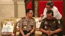 Kapolri Jenderal (Pol) Tito Karnavian berbincang dengan Jubir Presiden, Johan Budi dan Jaksa Agung HM Prasetyo saat menghadiri pengarahan Presiden Jokowi kepada Kapolda dan Kajati se-Indonesia, di Jakarta, Selasa (18/7). (Liputan6.com/Faizal Fanani)