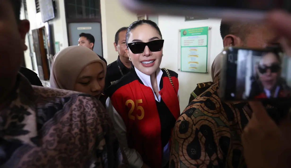 Jaksa menyebut Nikita Mirzani mengancam Reza lewat media sosial dan meminta uang Rp 5 miliar agar berhenti membuat konten negatif. (Kapanlagi.com/Budy Santoso)