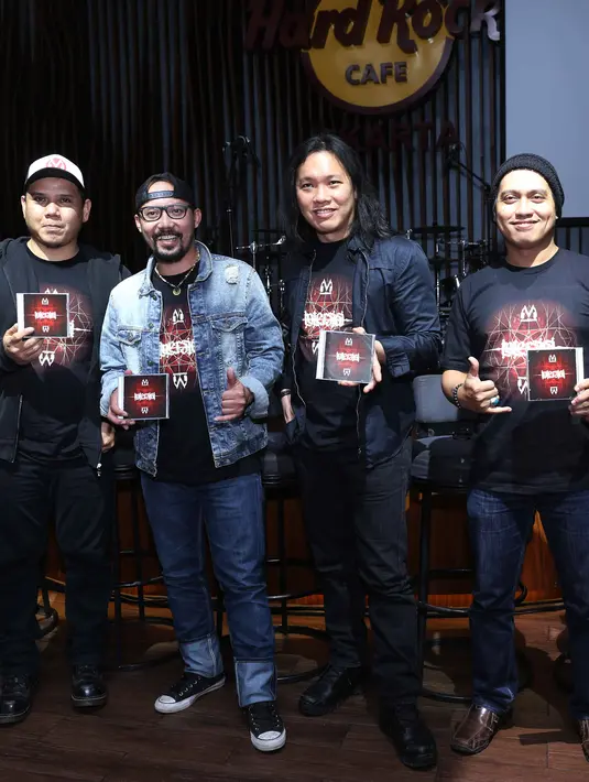 "Ini penantian panjang buat kami berempat mengeluarkan album. Sebenarnya gak lama, tapi konsep album ini yang bikin lama. Kira-kira hingga tiga bulanan," ujar Yoyo. (Nurwahyunan/Bintang.com)